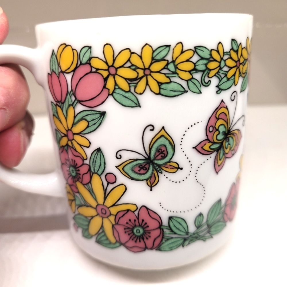 Vintage 🦋Butterfly & 🌼 flower coffee/tea mug made in Japan
